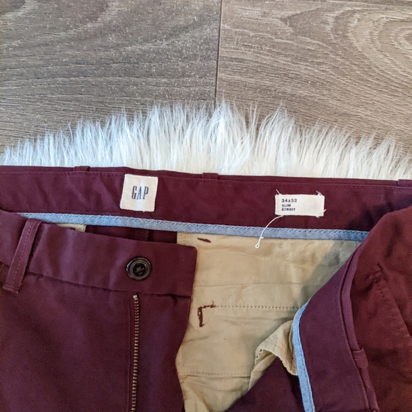 Gap - men's Chino - burgundy - 34w x 32l - Picture 2 of 2